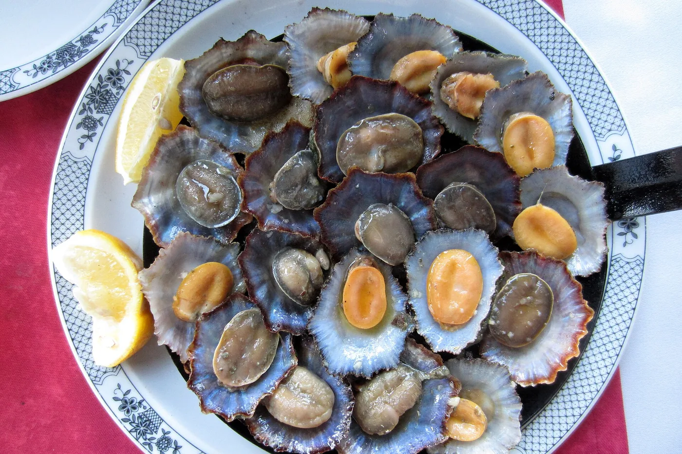Lapas in Madeira: What Arrives in the Pan and How to Eat It