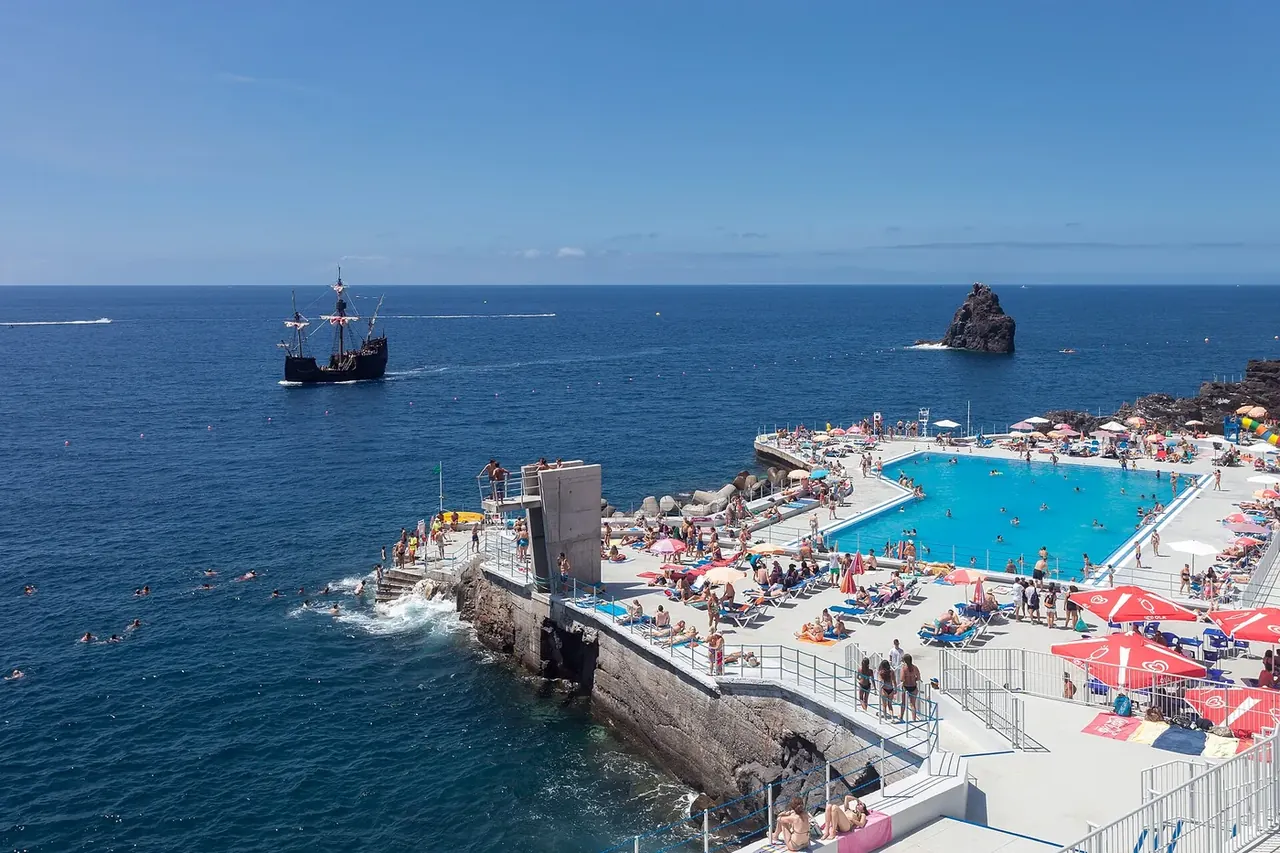 Lido or Ponta Gorda? Choosing a Swimming Complex in Funchal